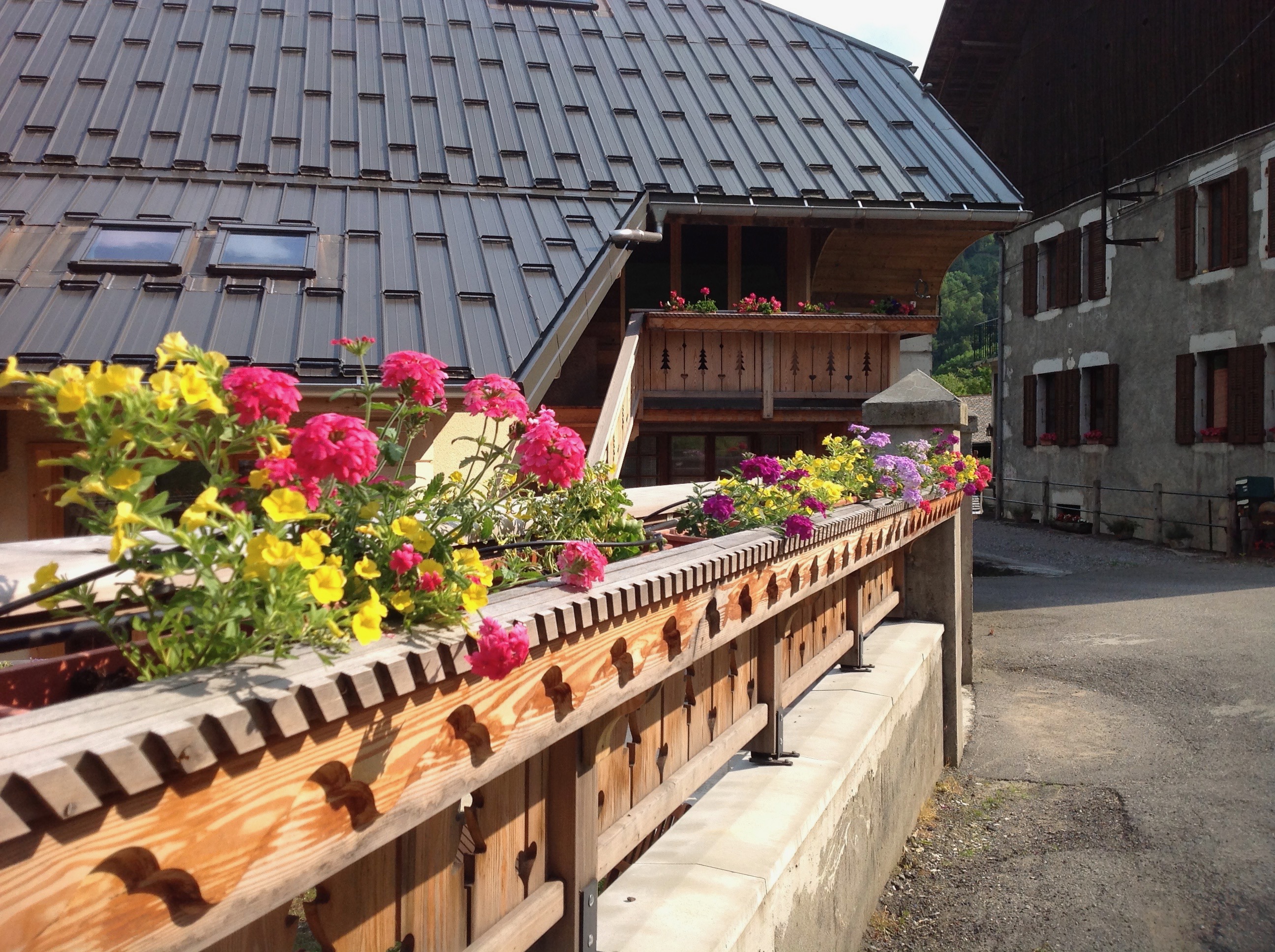 La maison fleurie l'été